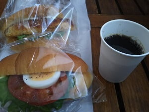 フィッシュバーガーと塩パンドッグとコーヒーの写真