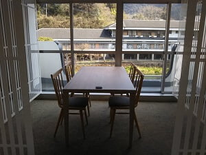 ネムノキ茶屋の左の窓際はテーブルにこの4人席