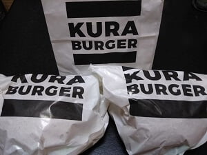 くら寿司霧島隼人店のKURAバーガーの外袋も内袋も「KURA BURGER」と書いてある