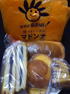 買ったパンの写真