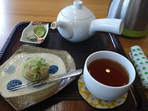 お茶と和菓子のセットの写真