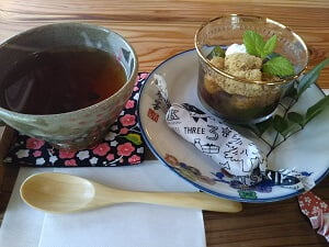 ふるカフェひこあの月替わりのひこあ御膳の紅茶とデザート