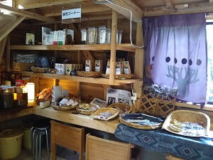 合鴨の里 納屋糀カフェの1階奥に大島紬で作られた小物等販売品が並ぶ