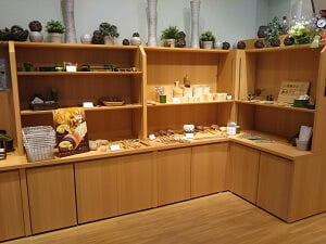 菓子工房Konomotoの木製品が並ぶ