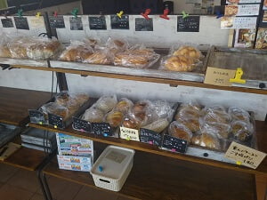 LAPIの店内は左側にパンが並ぶ