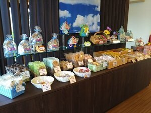 昭栄堂末吉店の室温保存OKのバラ売り菓子が並ぶ