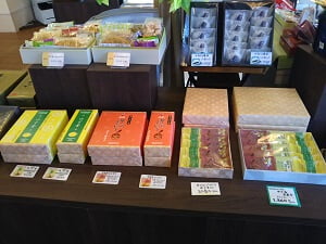 昭栄堂末吉店の進物用の箱入り菓子が並ぶ