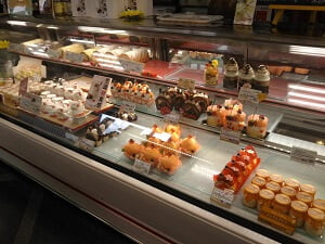 お菓子の南香の右のショーケースには魅力的なケーキがたくさん並ぶ