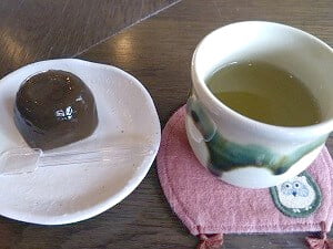 水まんじゅう黒糖とお茶の写真
