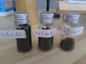 Tea stand KAAMO(カーモ)のカウンター上に3種類の茶葉