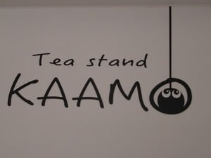 Tea stand KAAMO(カーモ)の右上にまっくろくろすけのような可愛いロゴ