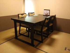 日本料理 鯉料理 反田のお座敷にテーブルとイスの席