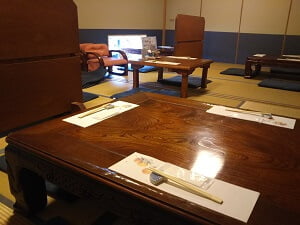 日本料理 鯉料理 反田の大きな和室は各テーブルとの間に高い間仕切りがある