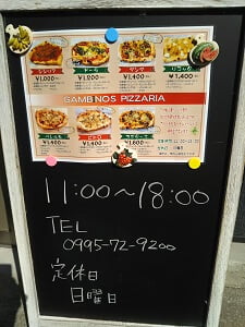 Gambino's Pizzaria(ガンビーノ ピッザリア)の店内メニューとお店の営業時間、連絡先と定休日が書いてある立て看板