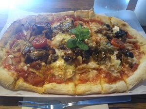 Gambino's Pizzaria(ガンビーノ ピッザリア)のシチリアの郷土料理のピザ