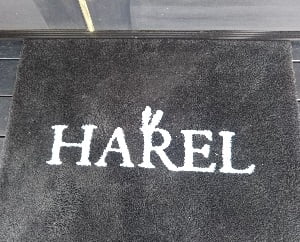 HARELcoffeeの玄関マットが店名になっている