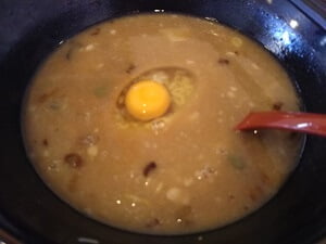 鹿児島ラーメン味噌三兄弟アクロスプラザ隼人店の食べ終わった味噌太郎にご飯、卵の順に入れた