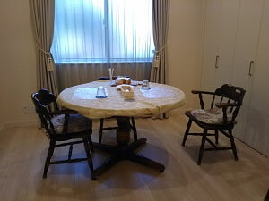 KanaCafeの案内された右側の半個室の丸テーブル