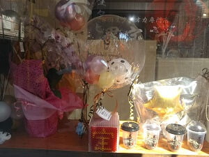 台湾生タピオカ専門店 黒宝堂のタピオカの食品サンプル横にオシャレなバル―ン