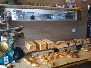 パンの木ベーカリーの店内のパンが並ぶ雰囲気