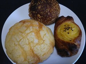 パンの木ベーカリーのメロンパン、スイートポテトデニッシュ、焼きカレーパン