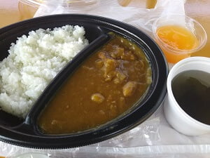 SOTOカフェAkioの500円の週替わりランチのビーフカレー、わかめスープ、みかんゼリー