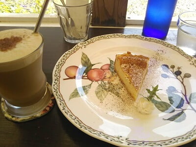 ドッグカフェコカプーの豆乳カフェオレとチーズケーキ