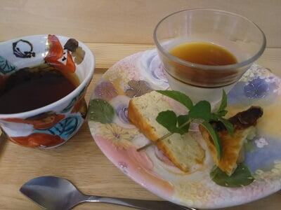 HANA KITCHEN(はなキッチン)の紅茶、アップルパイと何か分からないスイーツ