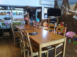 kids cafe&bar Linkの正面はお座敷に長テーブル、左にはテーブル席