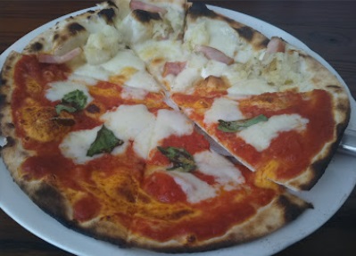 Pizzeria KENCHI(ピッツァリアケンチ)のマルゲリータとベーコンポテトピザのハーフ