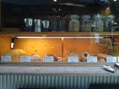 Bakery Cafe Sweet Green(スイートグリーン)のショーケースにはパンが並ぶ