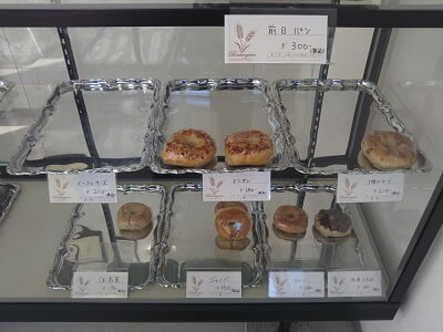 ベーグル専門店ベーカリーウィズBの調理パン系ベーグルが並ぶショーケース