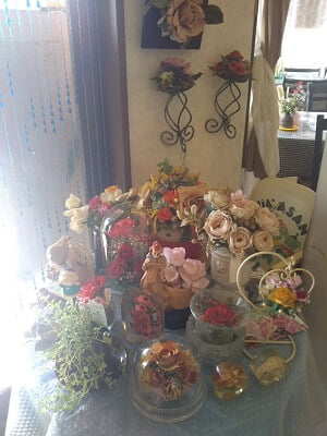 和洋レストラン詩絵譜のたくさんのバラ(造花(・・?)が飾られている