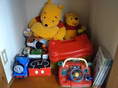 キッチンハウスよしはらさん家(ち)の手前のお座敷には子供のおもちゃや本がたくさん置いてある