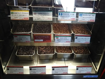 宮田屋珈琲たるみず店のショーケースには他に珈琲豆も並ぶ
