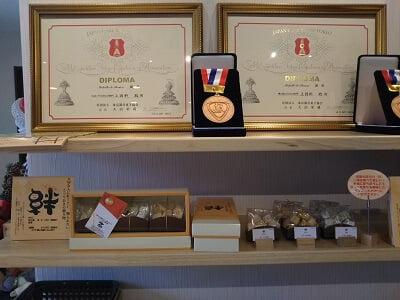 菓子工房nicottoの賞状にメダル