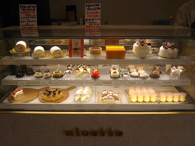 菓子工房nicottoのケーキが並ぶショーケース