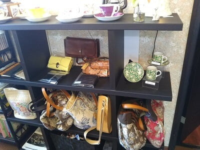 喫茶＆洋風居酒屋40(よんまる)の近くの棚に素敵なバッグ、カップ&ソーサー