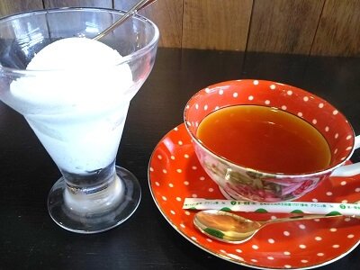 喫茶＆洋風居酒屋40(よんまる)のブルーソルトアイスと紅茶
