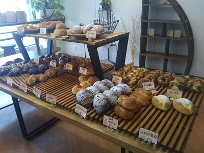 ベーカリーショップfavori都城店のパンが並ぶ一部