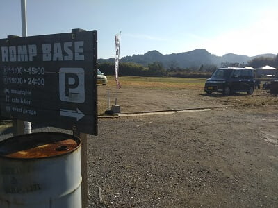 ROMP BASEの駐車場