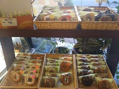 菓子庵 橋脇風月堂のいろんな種類の焼ドーナツが並ぶ