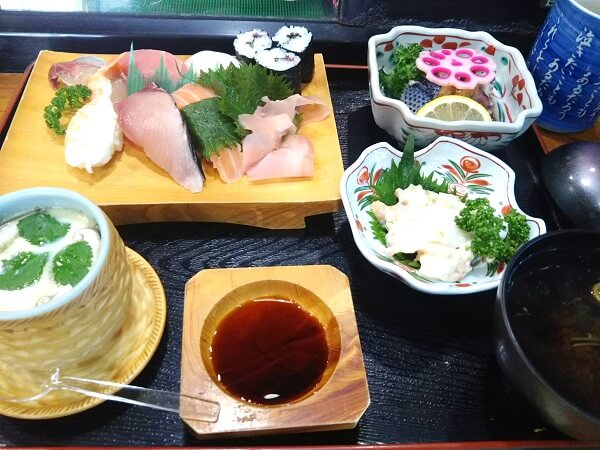 三徳寿司のすし定食並の写真