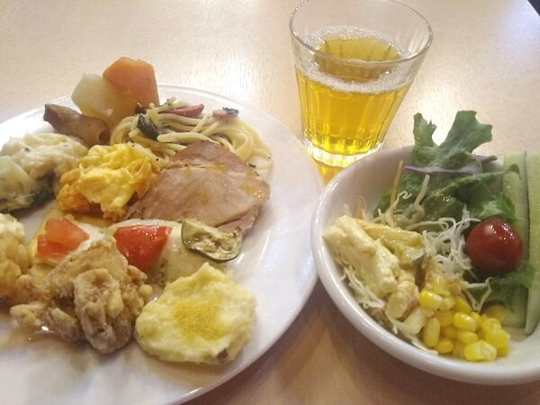 道の駅松山のスイーツ盛りだくさんブュッフェで取ってきた食事の写真