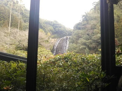 流る茶寮 いち禅の窓際からよく見える龍門滝