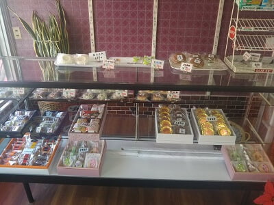 奥野製菓舗の左の下段は進物用箱入りお菓子、上段はばら売りのお菓子が並ぶ