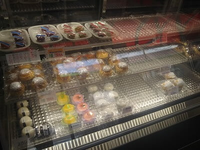 奥野製菓舗の正面のショーケースには
ケーキが並ぶ
