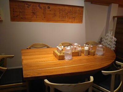 うどん三薫三沐の左の大きなテーブル席