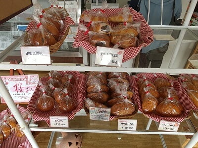 中島パン本舗のいろいろなパンが並ぶ