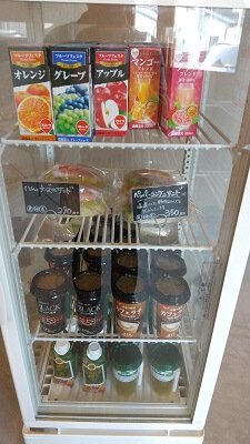 nari pain(ナリパン)のドリンク、サンドイッチが並ぶ冷蔵庫